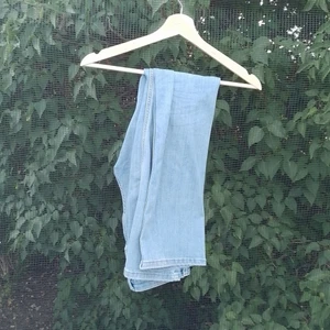 Jeans - Ljusblåa utsvängda jeans! Lite mellan låg och hågmidjade! Dom tvättas såklart om nån är intresserade!!