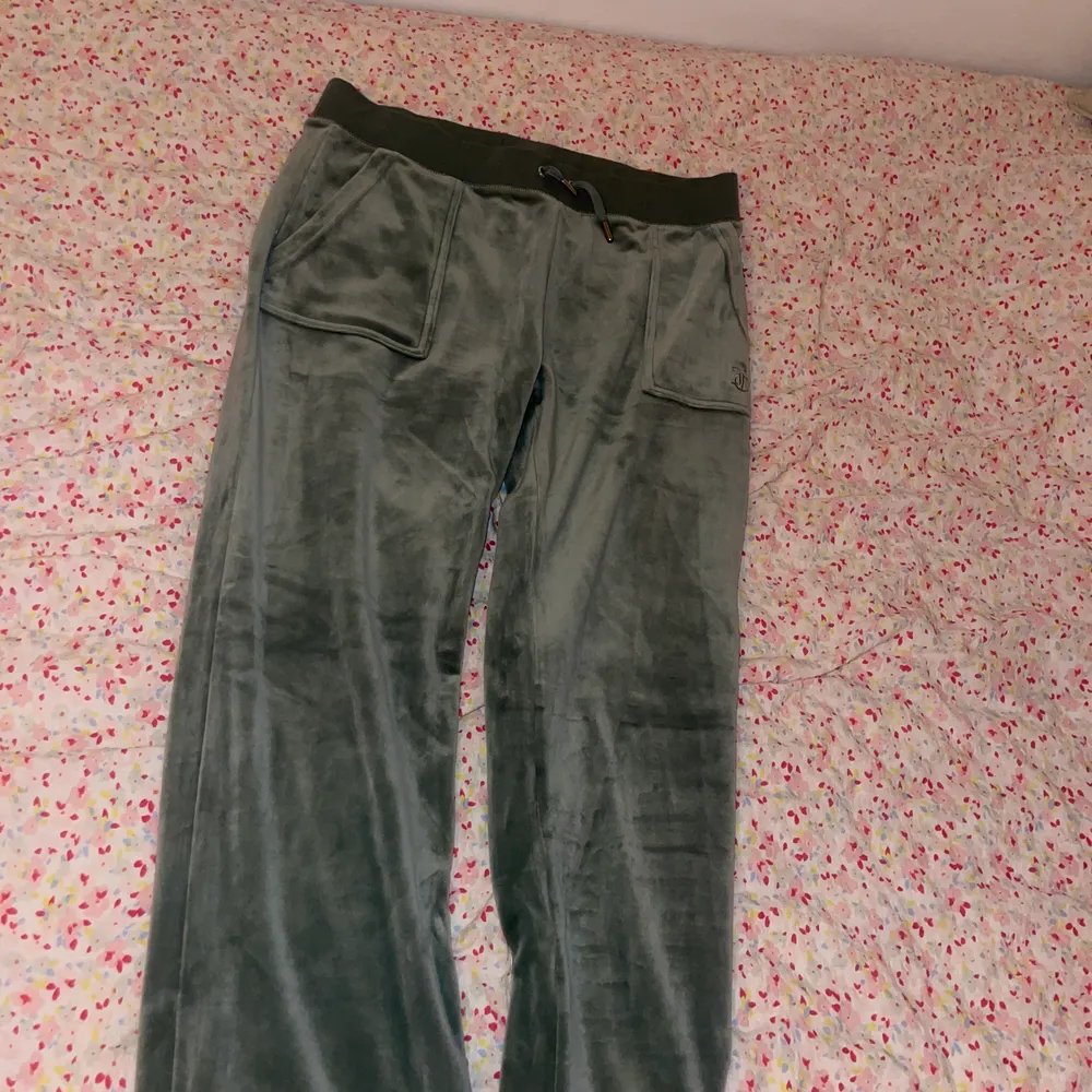 ✨Intressekoll✨på mina gröna juicy byxor i storlek L men passar en M. Använda 1 gång så i mycket bra skick. . Jeans & Byxor.