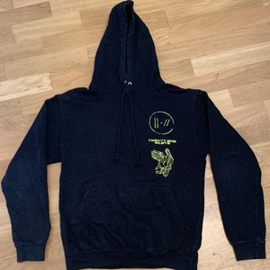 Twenty one pilots hoodie, S - En jättemysig twenty one pilots-hoodie med coolt backprint som passar lagom oversized på S, men även okej på M.