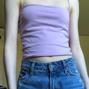 Ljuslila linne - Ljuslila, fint linne från gina tricot!💜 Den har stl s, men den är liten i storleken. Eftersom den har dubbla lager över brösten är den inte genomskinlig. Passar perfekt som basplagg.