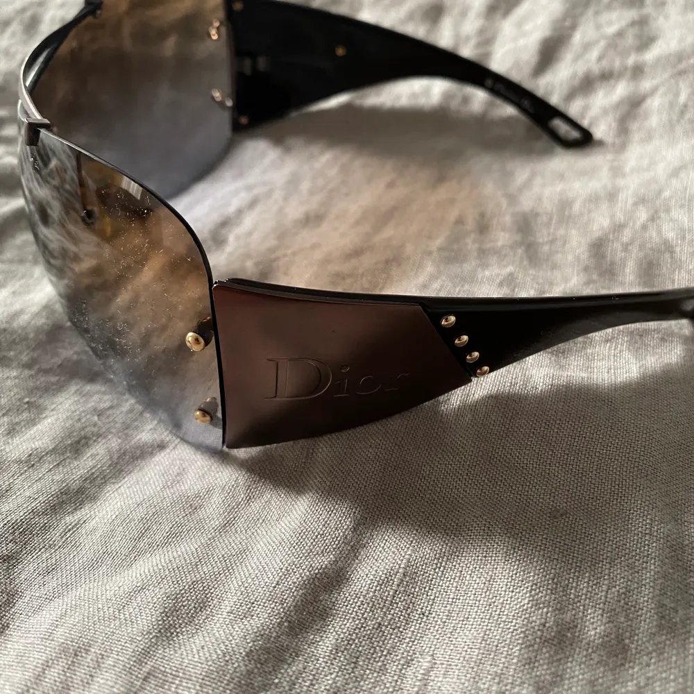 Säljer mina andra år dior solglasögon, vintage. Hittat ett par nya och dessa behöver en ny lycklig Y2K ägare❤️‍🔥. Accessoarer.