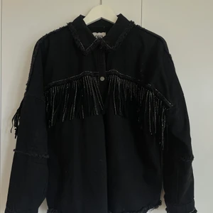 Populär jacka från Zara - Säljer denna populära jacka från Zara!  Jackan är i storlek M och knappt använd.  Köparen står för frakten. Det är bara att höra av dig om du har några frågor! 