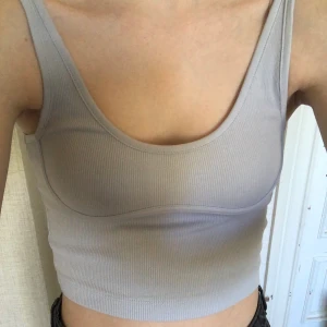 Ljusblå topp - Ljusblå, söt topp från gina tricot i stl xxs.💙 Knappt använd. Bekvämt och stretchigt material. Passar både som basplagg och precis som den är. 