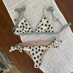 Bikini - Love Stories - Bikini som aldrig använts från Love Stories. Nypris cirka 1000 kr. 🖤🤍🖤  Topp: size 3 (80A/B). Passar även C-kupa. Trosor: size 1 (34-36)  