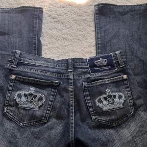 Intressekoll på mina äkta Victoria Beckham jeans (low waist+ bootcut)🫶, köpta i London, nypris: 1699 kronor Osäker om jag vill sälja så säljer vid bra bud!  Midjemått: 74 cm Innebenslängd: 73-74 cm 