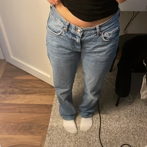 Low straight jeans - Lowwaist jeans från ginatricot stl 36, använt några få gånger. Lite stora på mig. Köpt för 499 bud från 300 eller köp direkt för 350