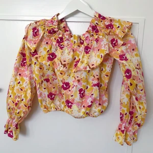 Maja Nilsson Lindelöf x Gina Tricot - Så fin blus från Maja Nilsson Lindelöf x Gina Tricot, men kommer tyvärr inte till användning!🧡 Aldrig använd! Betalning via swish och köparen står för frakten🫶🏼