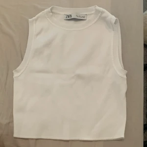 Topp - Säljer denna snygga topp från zara då den tar blivit förliten 💞 