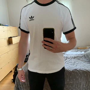 Adidas T-shirt strl M - Säljer denna svinsnygga T-shirt som jag tyvärr växt ur. Skick 9/10. Strl är M. Bara att skriva PM om du har några frågor eller vill buda på den. Ifall frakt önskas, står köparen för frakten.