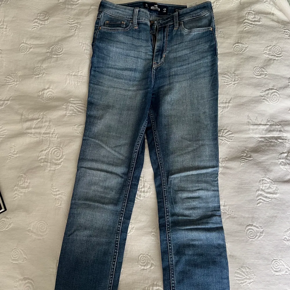 Använda högmidjade jeans från holister med ett litet hål längst ner på byxan. Tajta och storlek 24/28. Jeans & Byxor.