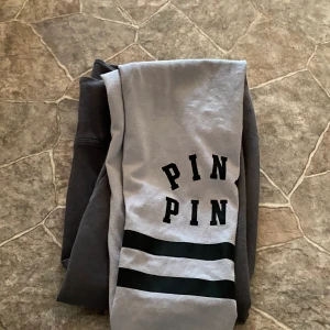 Victoria secret Tights  - Fina Victoria secret tights i väldigt bra skick. Inga defekter. Den är i storlek S. Står pink nertill på byxorna 💕Hör av dig vid frågor!  Köparen står för frakt💕