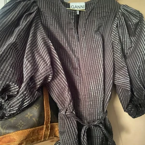 Ganni blus - Slutsåld ganni blus i storlek 34. Nypris 1599 kr och säljer för 800💞 jätte fin och bra skick