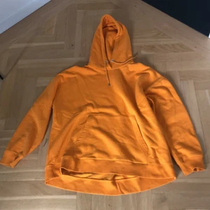 orange peak performance hoodie - en oversized klarorange peak performance hoodie som är väldigt skön och mysig! modellen är 162. Pris kan diskuteras i dm. Nypris 600kr