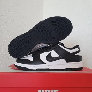Nike Dunk Low "Panda" 🐼 - Nike Dunk Low "Panda" 🐼  Storlek: W US 7,5 | US 6 | EU 38,5 | 👟  Skick: 10/10 DS  Pris: 1999kr