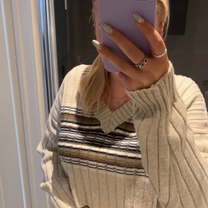 STICKAD TRÖJA - Asmysig stickad tröja från Urban Outfitters. Använd vid enstaka tillfällen!!🌟  FRAKT INGÅR INTE!!