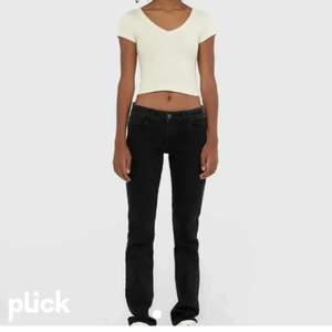 Säljer dessa lågmidjade svarta jeans från Zalando