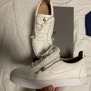 Giseuppe Zanotti - Storlek 45 men går med hjälp av kedjan göra skon större eller mindre Lite slitna men fortfarande bra gott skick.  Säljer för 1500 Kan mötas i Uppsala, köparen står för frakt. 