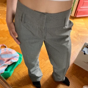 Grå kostymbyxor  - Säljer dessa gråa kostymbyxorna från lindex i storlek 42🥰🥰