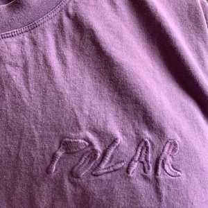 Polar T-shirt, L - NYPRIS 799:- Säljer en lila Polar T-shirt i gott skick. Säljer på grund av att den inte längre faller mig i smaken😄. Storlek L, funkar definitivt som oversize till M!