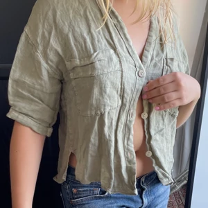 linneskjorta - grön linneskjorta från Zara. använd fåtal gånger, bra skick! Storlek S, köpare står för frakt💚