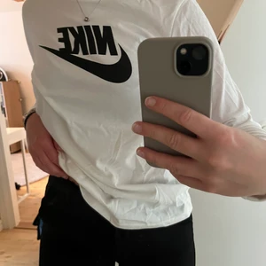 Nike  - Säljer min vita Nike långärmade tröja i stl M. Super skönt material ( 100% bomull ) och näst intill oanvänd. Säljer för 100kr +  frakt 💞💖