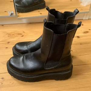 Chelsea boots Attitude - Snygga boots som är hemklickade från sellpy, tyvärr va dom för stora för mig så säljer därflr vidare. Små slitningar på insidan (se bild 1 och 2), men annars bra skick!