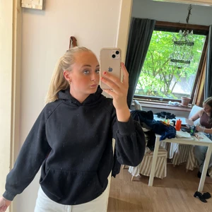Svart Hoddie - Tyvärr har denna svarta hoddie blivit lite för kort på ärmarna för mig som är en M/L. Skulle passa perfekt på någon som söker en basic svart S hoddie.