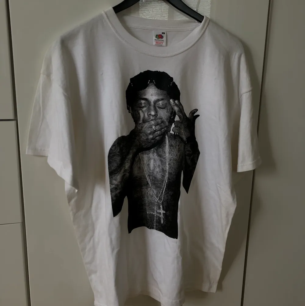 Jättehäftig Lil Wayne T-shirt i stl XL! Sitter väldigt löst!!. T-shirts.