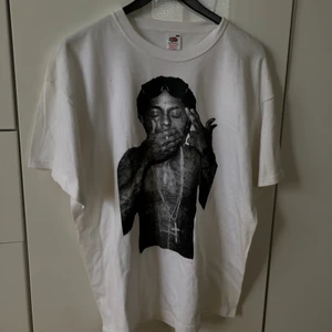 Lil Wayne T-shirt  - Jättehäftig Lil Wayne T-shirt i stl XL! Sitter väldigt löst!!