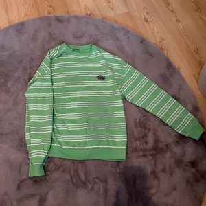 Grön/ vit junkyard tröja stl L - Säljer min ljusgröna junkyard tröja i stl L då den aldrig kommer till användning. Super skön och lite oversized i modellen, och riktigt snygg färg. PRIS: 120kr + frakt💖💞