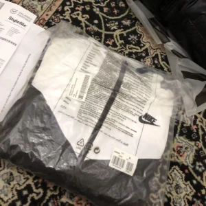 Nike kofta - Bjuder på frakten!! På andra bilden så ser man att de finns två paketer och den bruna är den som Nike koftan har kommit i (från zalando) om någon är intresserad DMa mig det är bra pris för en oanvänd kofta. 🥰