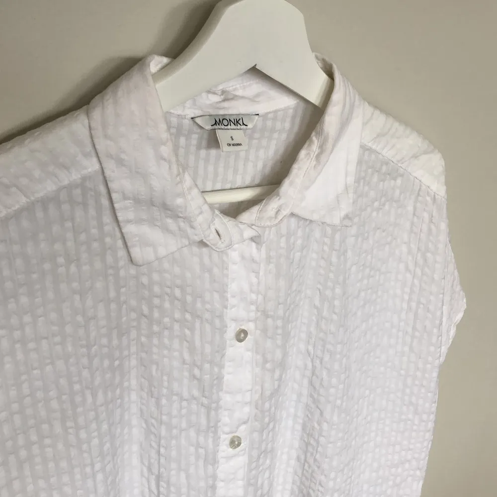 En vit kortärmad skjorta från Monki🤍 Storlek S. Fin öppning i ryggen!. Skjortor.