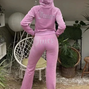 Juicy set  - Säljer detta snygga set.  Säljer setet för 1200kr  Säljaren står för frakt💓
