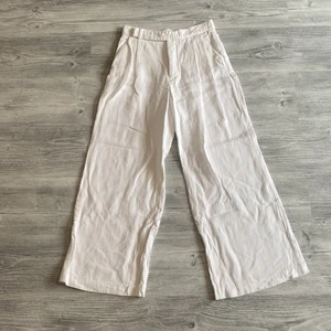 Linnebyxor Zara  - Vita linnebyxor från Zara, storlek S. Endast använda en gång. Två svaga, urtvättade fläckar vid vänstra vaden annars i bra skick. 