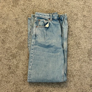 Jeans från weekday - Väldigt snygga jeans från weekday. Men tyvärr har de blivit för korta och stora i midjan för mig. Så förhoppningsvis får de ett nytt hem hos någon. Nypris 599kr. Köparen står för frakten.