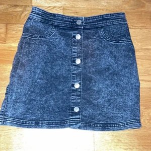 Grå kjol - Använt en gång på en skol avslutning, grå svart, storlek 46 från barn av delningen, uttöjbar, väldigt fint skick!