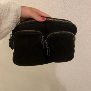 Väska från Gina - En super fin väska från Gina, som har noella inspo. Har tycärr inte kvar de vanliga banden till väskan men har ett annat som jag köpt till (bandet på bilden). Använd många gånger. Super rymlig väska!  Hör av er vid frågor ❤️