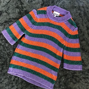 Ganni topp - Sjukt najs topp från Ganni, perfekt nu till höst & skolstart!! Säljs inte längre och mycket eftertraktad. I nyskick, endast använd 2-3 ggr. Nypris 1549kr.💕💕💕🤗