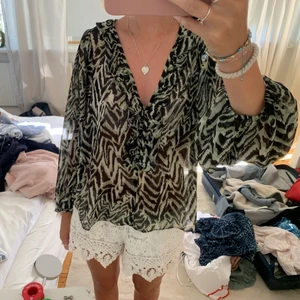Blus - Blus med zebramönster från mango, så fin!! Aldrig använd typ💕