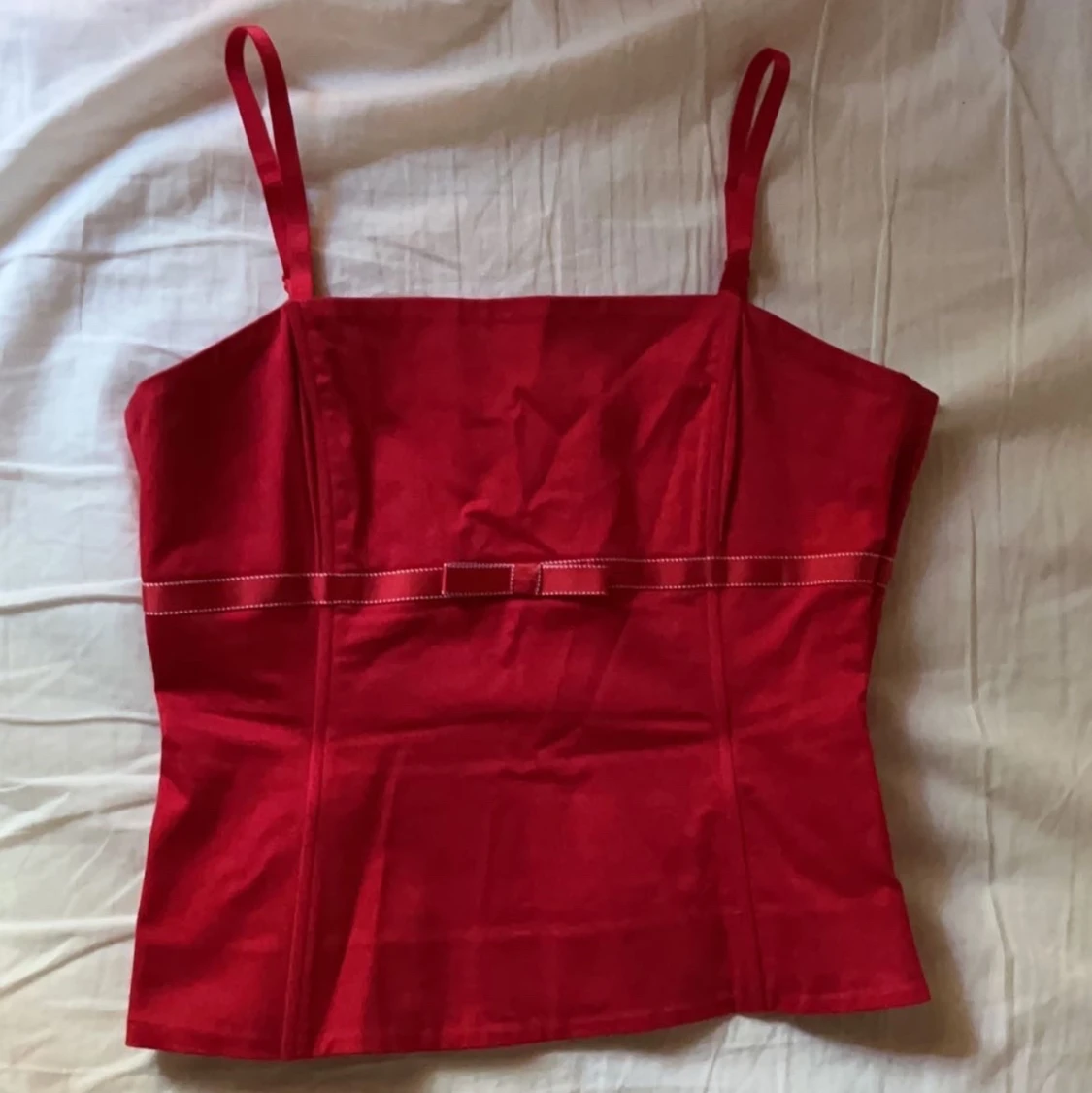 Rött linne med rosett