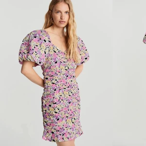 GinaTricot klänning  - Hejsan! Säljer denna superfina klänning då den inte passar mig längre, köptes för 359, den är enbart provad och lappen hänger kvar. Skriv för mer frågor eller fler bilder!💗 (Köparen står för frakt!💗)