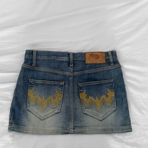 Divided red kjol  - Divided red kjol aldrig använd på grund av att den är för liten på mig Length: 35cm Midja :38cm