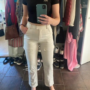 Beiga cargopants från na-kd - Beiga cargopants från NA-KD. Använda ca 2-3 gånger. Fint skick. Smala i passformen och lite kortare i modellen. 