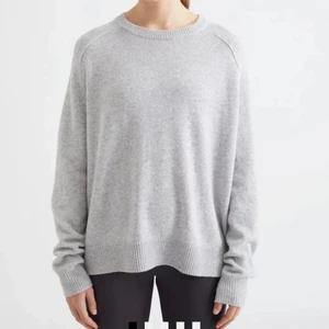 Soft Goat tröja - Säljer denna tröja från soft goat som jag köpte för 2600kr💘💘 Den är i ganska bra skick men lite nopprig!