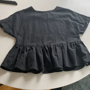 Tröja med volang  - Strlk XS men passar S. Köpt för nåt år sedan och nästan aldrig använd. 