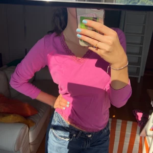 Söt v-ringad längärmad med spets - Rosa långärmad t-shirt! 