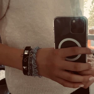 Jeansarmband med nitar - Tygarmband - Manour. Färg: svart eller blå. Pris: 229kr styck. Kontakta vid intresse! 👀✨🤍  (Köpare står för frakt)