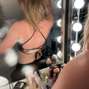 svart topp från nelly.com - Svart topp, max använd 5 gånger, storlek S/36 men passar större storlekar då man kan knyta den olika hårt på baksidan💓