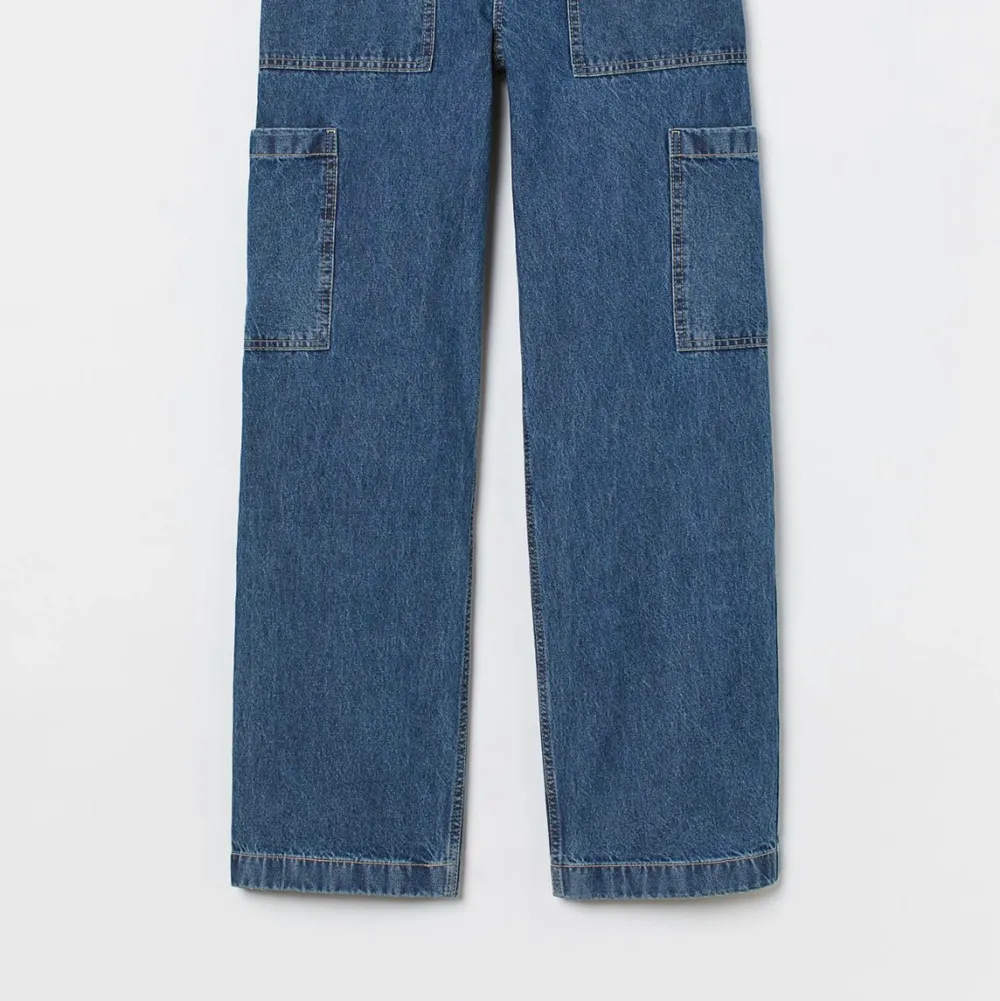 Cargo jeans från hm. Använda Max två gånger så skicket är som nytt. storlek 38 men passar större och mindre med. Pris: 150kr + frakt. Jeans & Byxor.