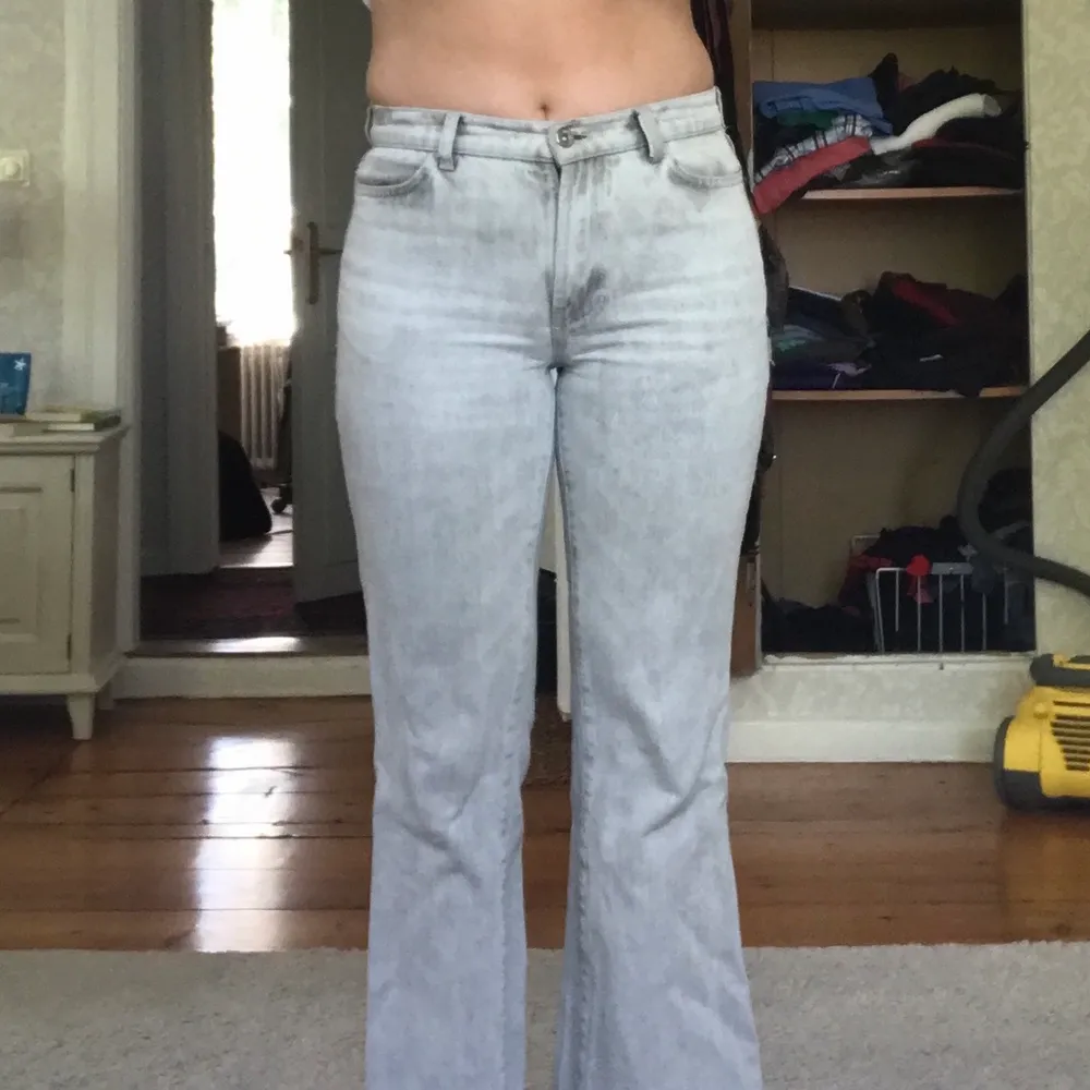 Slutsålda ljusgrå jeans köpta på ASOS för ett år sedan, knappt använda då jag köpte i en för liten storlek från början. Midwaist och raka. Har splittat upp sömmen längst ner på byxorna för att de skulle bli längre, blev även en cool detalj på byxorna. Jeans & Byxor.